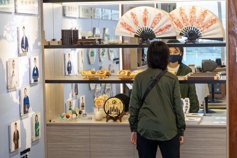 站在冰箱前的人
AI 生成的内容可能不正确。